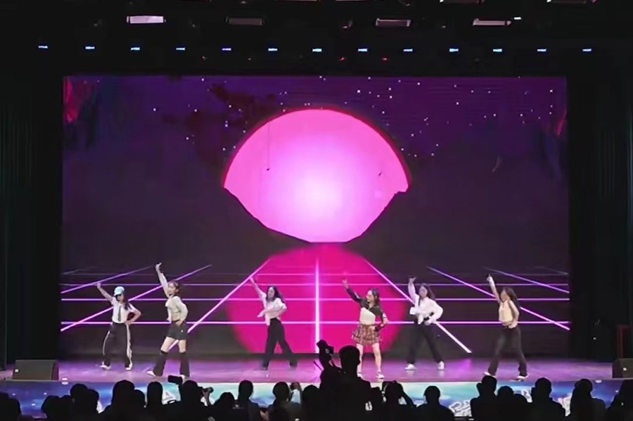 舞台上有人在表演
描述已自动生成