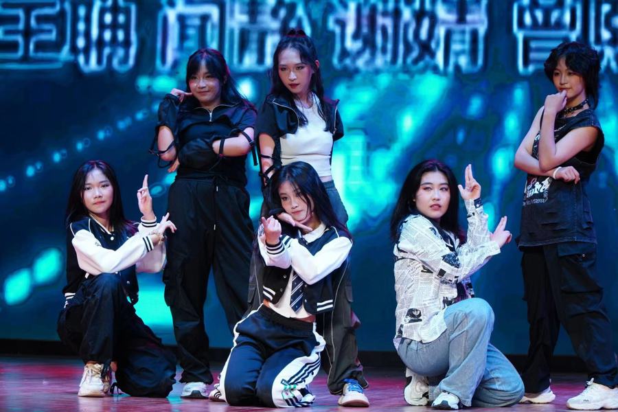 人站在舞台上表演的几个人
低可信度描述已自动生成