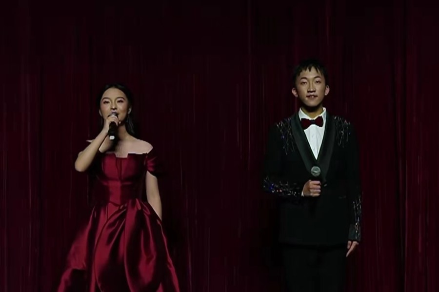 穿西装的男人和女人站在一起
中度可信度描述已自动生成