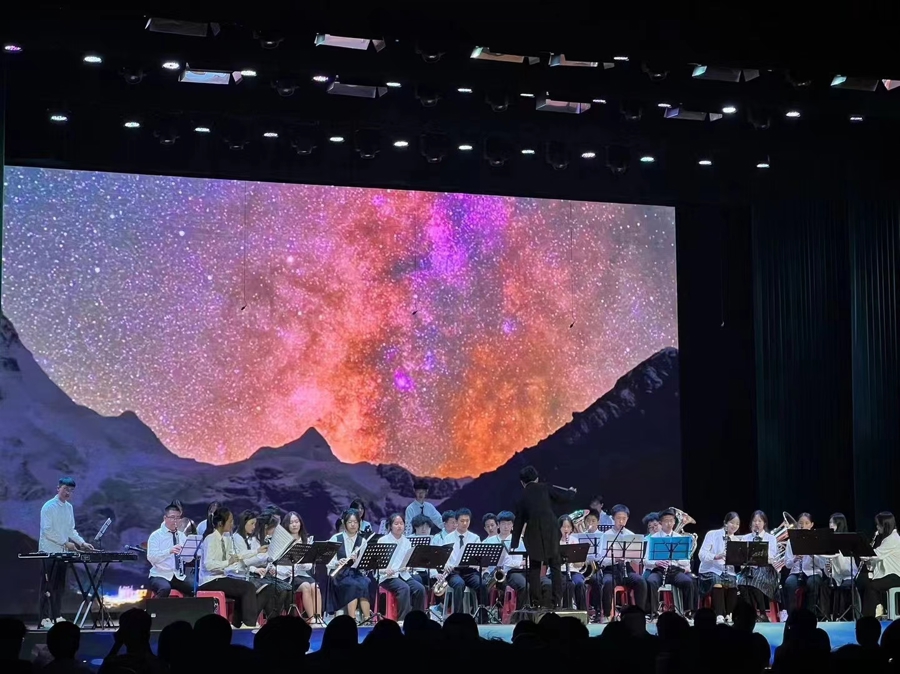 人们在看台上的人和台下的观众
低可信度描述已自动生成